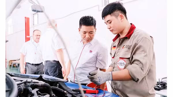 Ngành công nghệ ô-tô được nhiều học sinh lựa chọn học tập.