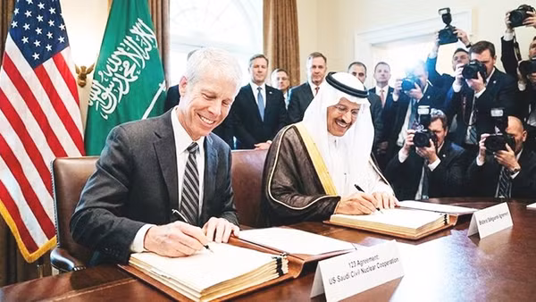 Hai bộ trưởng Chris Wright (bên trái) và Arabia Abdulaziz bin Salman ký kết thỏa thuận. Ảnh: AP