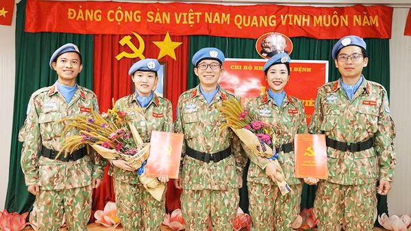 Thiếu tá Trương Mai Hoa và Đại úy Đặng Thị Thanh Phượng được vinh dự đứng trong hàng ngũ của Đảng.