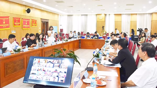 Các đại biểu trao đổi tại Hội thảo. Ảnh: DƯƠNG TIÊU