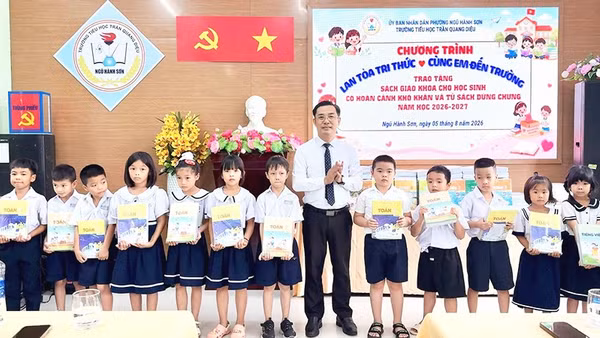 Lãnh đạo UBND phường Ngũ Hành Sơn tặng SGK mới cho học sinh khó khăn.