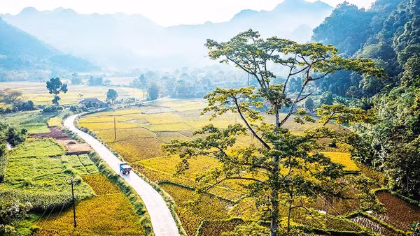 Con đường dẫn vào bản Khun quanh co theo triền núi.
