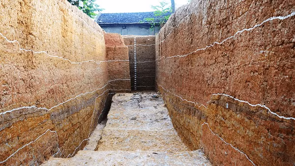 Tòa thành đất rộng lớn và được coi là cổ nhất khu vực Đông Nam Á.