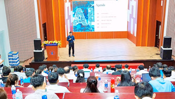 Các học viên tham gia lễ khai giảng của chương trình đào tạo. Ảnh: YẾN NGUYỄN
