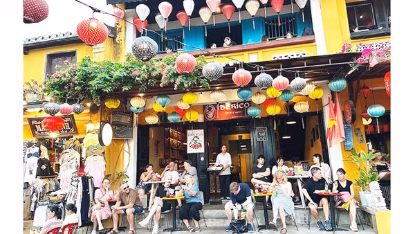 Hội An thu hút khách du lịch nhờ vẻ đẹp cổ kính của phố phường với sự giao thoa kiến trúc độc đáo.