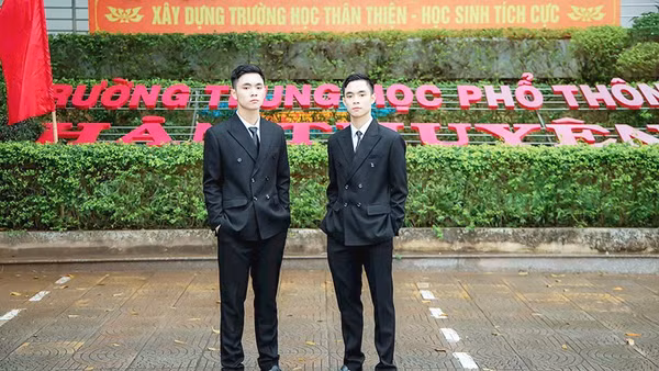 Hai anh em Anh Minh (bên trái) và Bảo Minh tại Trường THPT Hàn Thuyên (Bắc Ninh).