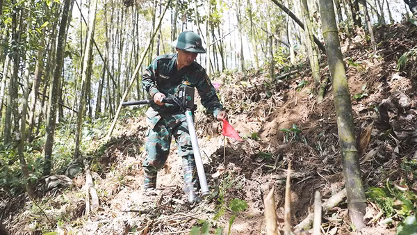Cắm cờ báo điểm nghi có vật nổ trên điểm cao 1.100 (xã Thanh Thủy, Tuyên Quang). 