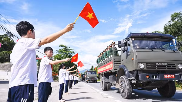 Đoàn xe đưa các anh trở về trong vòng tay Nhân dân. 