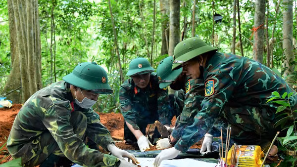 Đội quy tập hài cốt liệt sĩ Đoàn Kinh tế-Quốc phòng 337 phát hiện, cất bốc hài cốt liệt sĩ.
