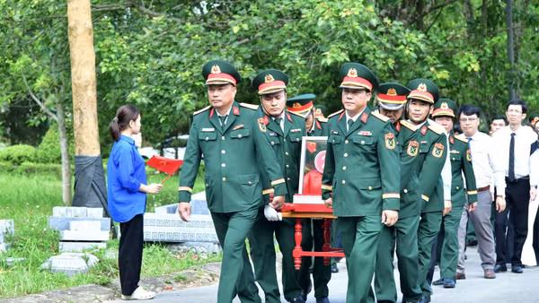 Lãnh đạo, chỉ huy Đoàn kinh tế-quốc phòng 337 và cấp ủy, chính quyền địa phương di chuyển hài cốt liệt sĩ về khu vực an táng.