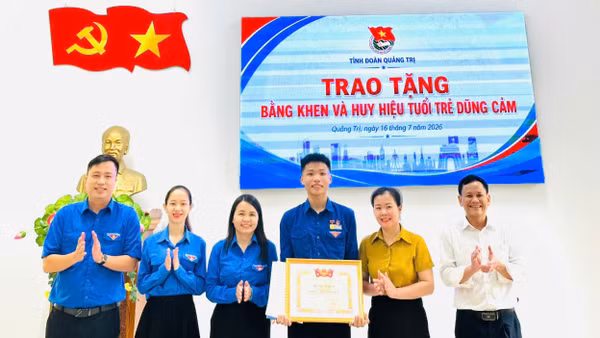 Em Lê Đức Trung nhận Bằng khen của Trung ương Đoàn.