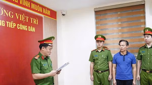 Đinh Thanh Tùng, Chủ tịch Ủy ban nhân dân xã Hợp Kim (thứ 2 từ phải sang). (Ảnh: Công an tỉnh Phú Thọ)