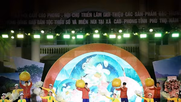 Tiết mục văn nghệ đặc sắc mang biểu tượng cam Cao Phong tại lễ hội.