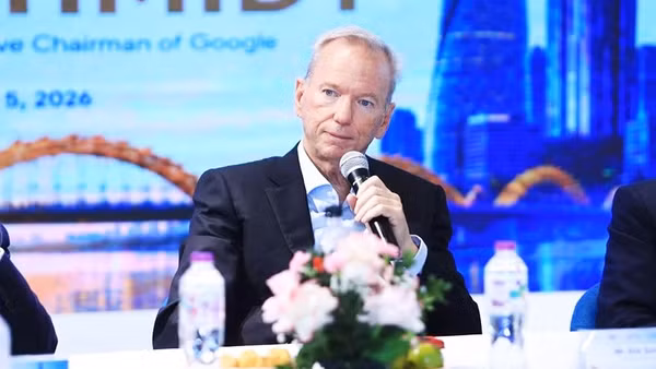 Ông Eric Schmidt phát biểu ý kiến tại sự kiện. Ảnh: NIC