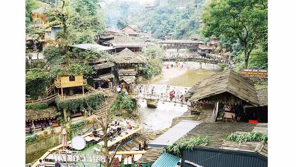 Không gian suối rừng thơ mộng.