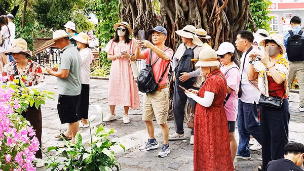 Lượng du khách tăng cao trong 6 tháng đầu năm 2026. Ảnh: NAM ANH