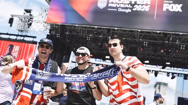 Các mặt hàng lưu niệm được dự báo sẽ "đắt như tôm tươi" trong dịp World Cup. Ảnh: AFP