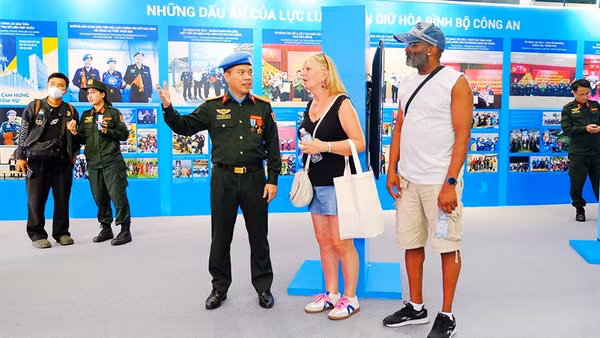 Giới thiệu về Lực lượng GGHB Bộ Công an với du khách quốc tế. Ảnh: Nhân vật cung cấp
