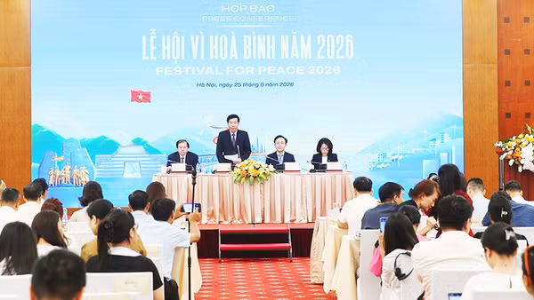 Toàn cảnh buổi họp báo. Ảnh: TRẦN HUẤN