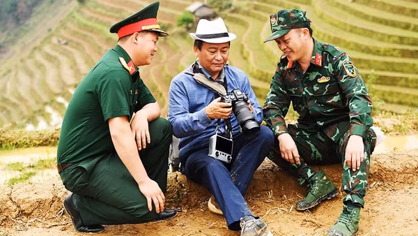 Nghệ sĩ Thanh Miền với các chiến sĩ.
