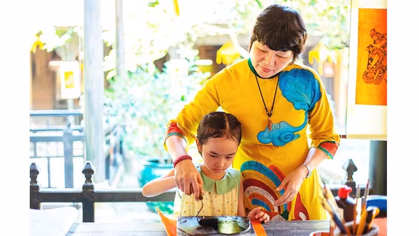 Nghệ nhân Nguyễn Thị Bình góp công sức đưa dòng tranh Kim Hoàng trở lại.