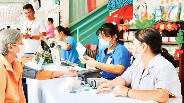 Người dân đến khám sức khỏe tại điểm khám lưu động thuộc phường Bến Thành.