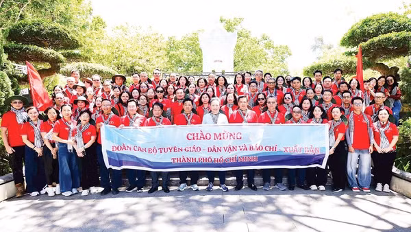Đoàn cán bộ tuyên giáo, dân vận, báo chí, xuất bản thành phố trong chương trình “Hành trình tri ân-Về miền đất lửa” (Ảnh BAN TỔ CHỨC CUNG CẤP).