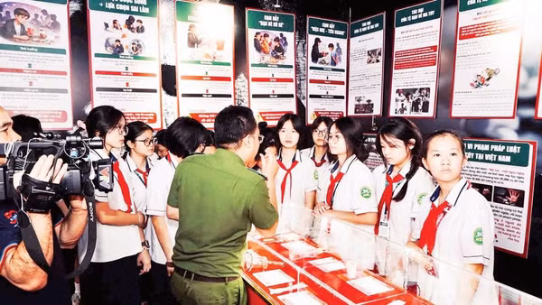 Công an Thành phố Hồ Chí Minh tổ chức hoạt động tuyên truyền cho học sinh về tác hại của ma túy (Ảnh CTV).