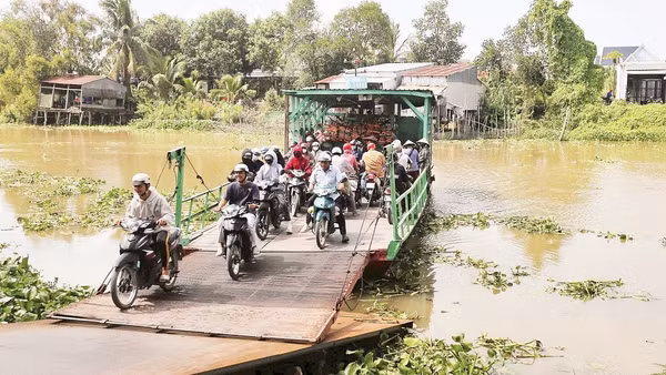 Mỗi ngày có hơn 1.000 lượt người và phương tiện qua lại kênh Dương Văn Dương.