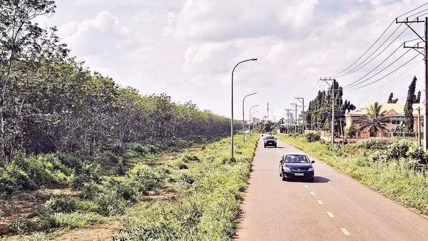 Đường 997 đang được mở rộng nhưng chậm tiến độ.