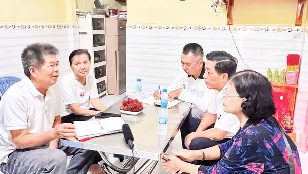 Vợ chồng anh Nguyễn Văn Dũng (ngoài cùng, bên trái) trong một cuộc gặp gỡ, kết nối để tìm mộ cha.