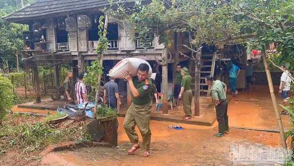 Công an xã Bao La giúp người dân trong xã khắc phục hậu quả mưa lũ.