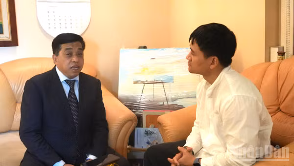 Ông Trần Phú Thuận trả lời phỏng vấn. (Ảnh: THANH TRAI)