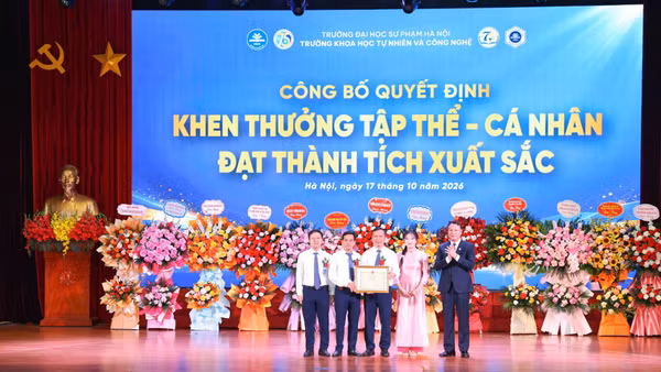 Phó Giáo sư, Tiến sĩ Nguyễn Đức Sơn, Hiệu trưởng Trường đại học Sư phạm Hà Nội tặng Giấy khen cho tập thể Khoa Hóa học. (Ảnh: THANH TÙNG)