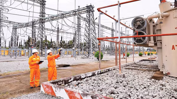 Kiểm tra, theo dõi tình trạng thiết bị tại Trạm biến áp 220 kV Rạch Giá, tỉnh An Giang. (Ảnh: MINH HẠNH)