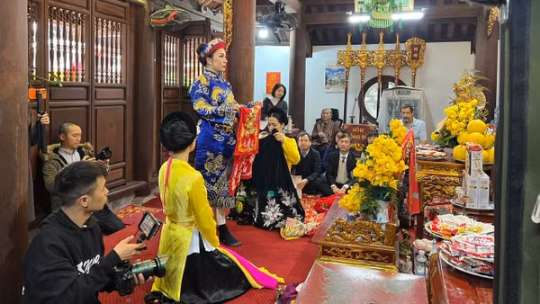 Một buổi Thực hành Tín ngưỡng thờ Mẫu Tam phủ phục vụ công tác nghiên cứu của bạn bè quốc tế. (Ảnh: TC)
