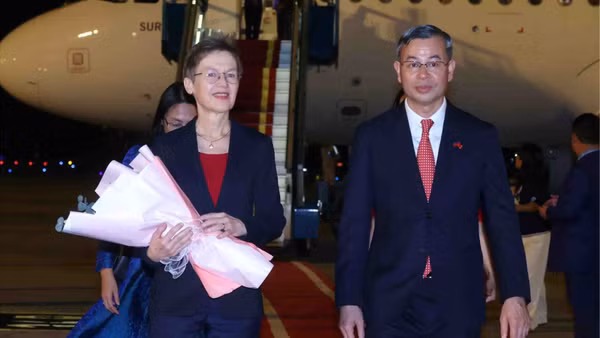 Bộ trưởng Tài chính Ngô Văn Tuấn đón Thủ tướng Công quốc Liechtenstein Brigitte Haas tại sân bay quốc tế Nội Bài, Hà Nội. (Ảnh: TTXVN)