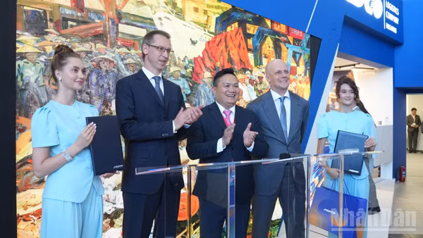 Văn kiện được Phó Tổng Giám đốc VIMC Lê Quang Trung và Tổng Giám đốc FESCO Pyotr Ivanov ký tại Vladivostok ngày 3/9. (Ảnh: THANH THỂ)