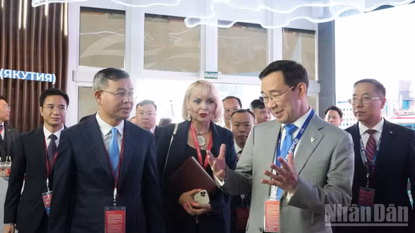 Bộ trưởng Tài chính Việt Nam Ngô Văn Tuấn gặp ông Aysen Nikolayev, người đứng đầu Cộng hòa Sakha (Yakutia), Liên bang Nga. (Ảnh: THANH THỂ)