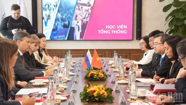 Quang cảnh cuộc gặp. 