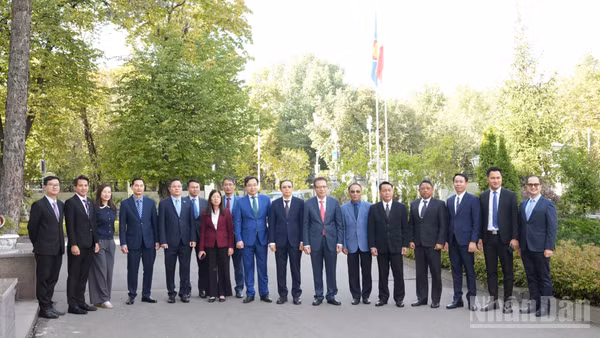 Đoàn Đại sứ quán Lào chúc mừng Đại sứ, các cán bộ và nhân viên Đại sứ quán Việt Nam tại Liên bang Nga. (Ảnh: THANH THỂ)