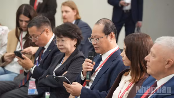 Tổng Lãnh sự Việt Nam tại Vladivostok Nguyễn Việt Kiên phát biểu ý kiến. (Ảnh: THANH TRAI)