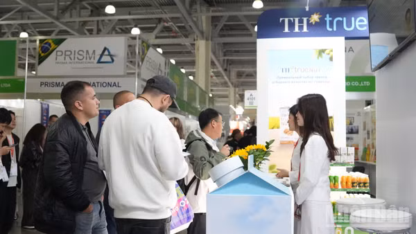 Các doanh nghiệp tìm hiểu về sản phẩm TH tại Hội chợ. (Ảnh: THANH THỂ)