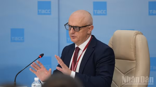 Ông Konstantin Sidorenko tham gia một cuộc thảo luận do TASS tổ chức. (Ảnh: THANH THỂ)