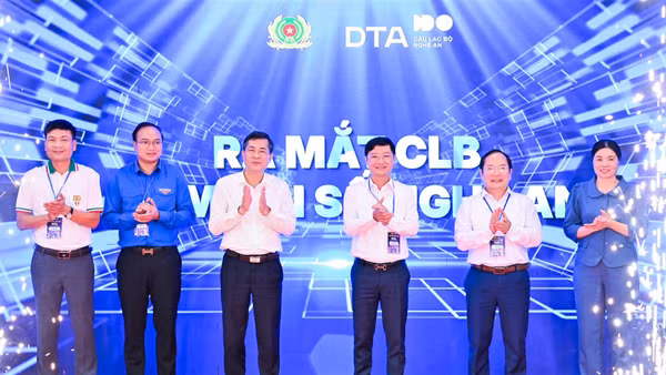 Các đại biểu thực hiện nghi thức ra mắt Câu lạc bộ Niềm tin số Nghệ An. (Ảnh: TTH)