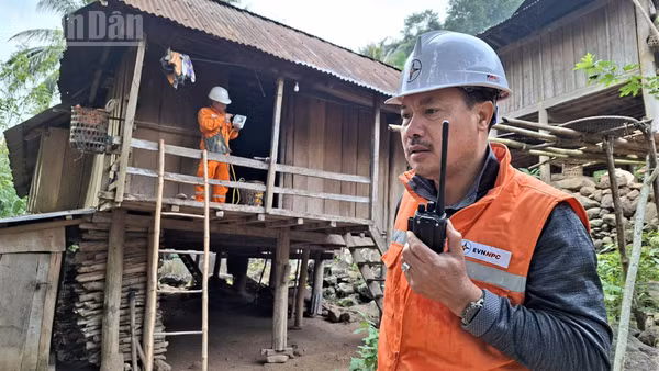 Công ty Điện lực Nghệ An nỗ lực đưa điện về các bản vùng sâu, vùng xa.