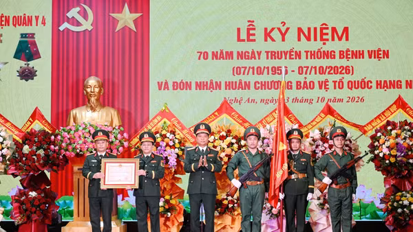Thừa ủy quyền của Chủ tịch nước, Trung tướng Hà Thọ Bình, Tư lệnh Quân khu 4 đã trao tặng Huân chương Bảo vệ Tổ quốc hạng Nhất cho Bệnh viện Quân y 4. (Ảnh: TTH)