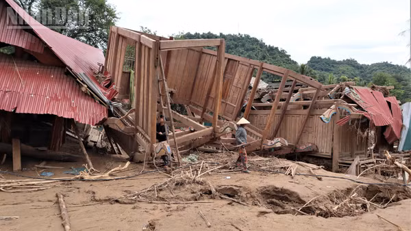 Khung cảnh bản Xiềng Tắm, xã Mỹ Lý gần như tan hoang do lũ quét xảy ra đêm 22/7/2025.