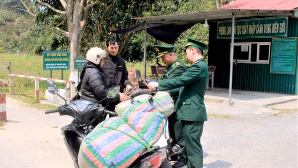 Lực lượng chức năng kiểm tra hàng hóa trước khi qua biên giới. (Ảnh: QA)