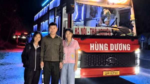 Anh Lê Trọng Tuấn, Tổ trưởng Tổ bảo vệ an ninh trật tự thôn Tiền Thôn (xã Quảng Bình, tỉnh Thanh Hóa) tiếp nhận, thuyết phục hai nữ hành khách xuống xe khách để phối hợp xác minh thông tin. (Ảnh: TT)